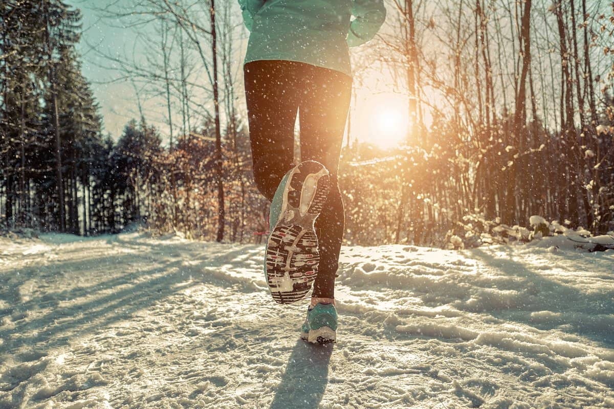 Девушка бежит зимой